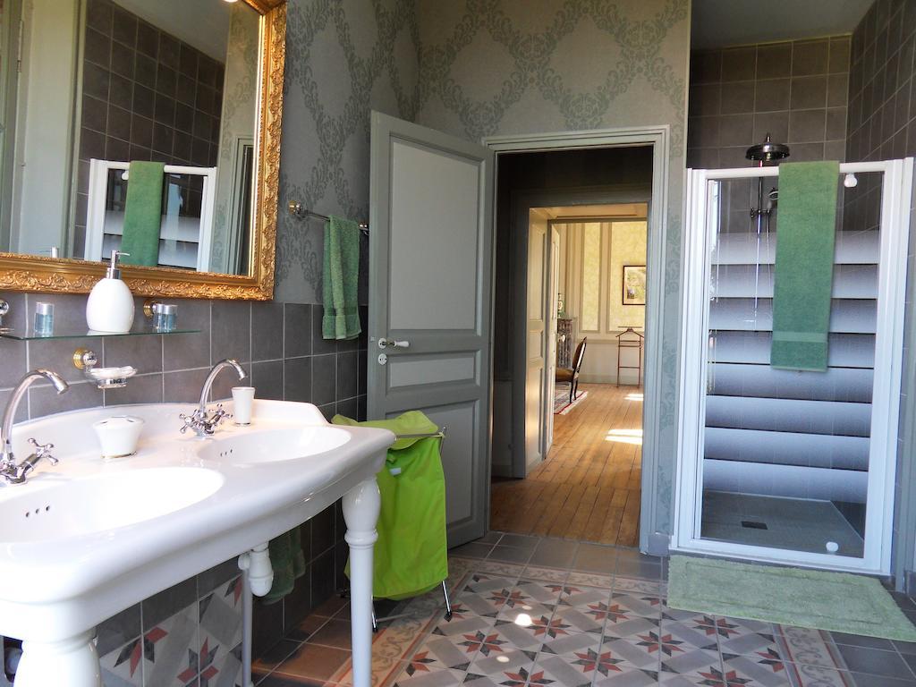Chateau De Clermont-Saves Bed and Breakfast LʼIsle-Jourdain Exterior foto