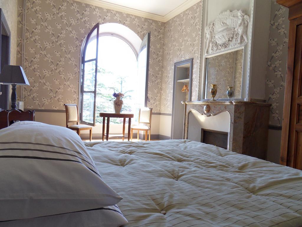 Chateau De Clermont-Saves Bed and Breakfast LʼIsle-Jourdain Habitación foto