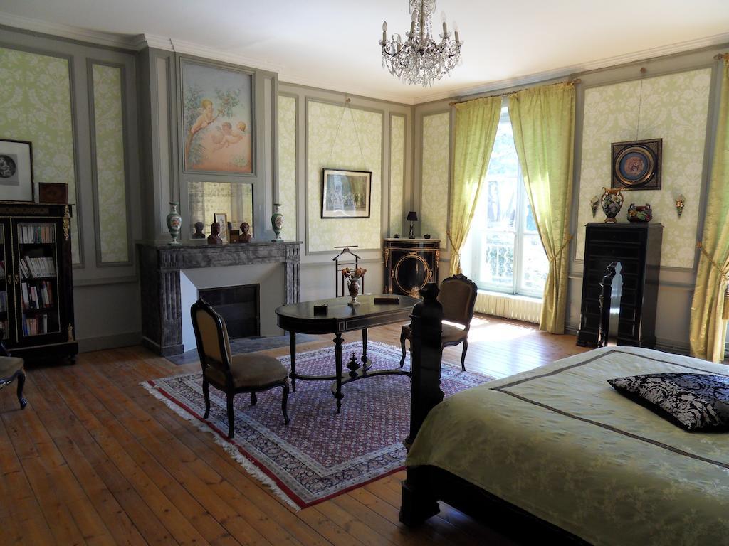 Chateau De Clermont-Saves Bed and Breakfast LʼIsle-Jourdain Habitación foto