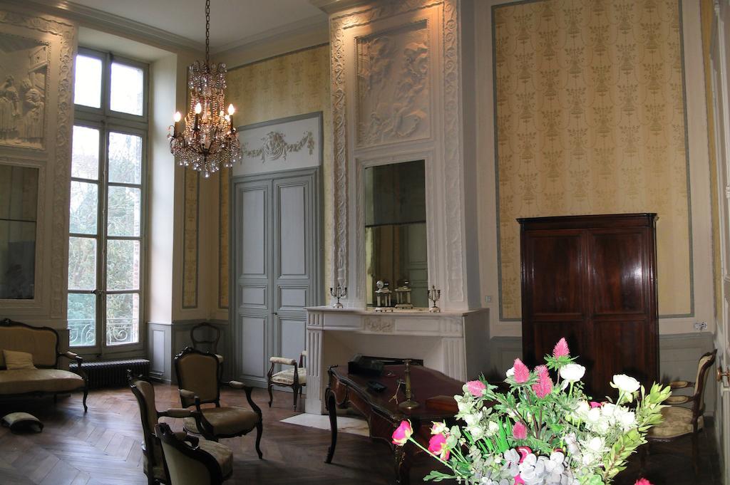 Chateau De Clermont-Saves Bed and Breakfast LʼIsle-Jourdain Exterior foto